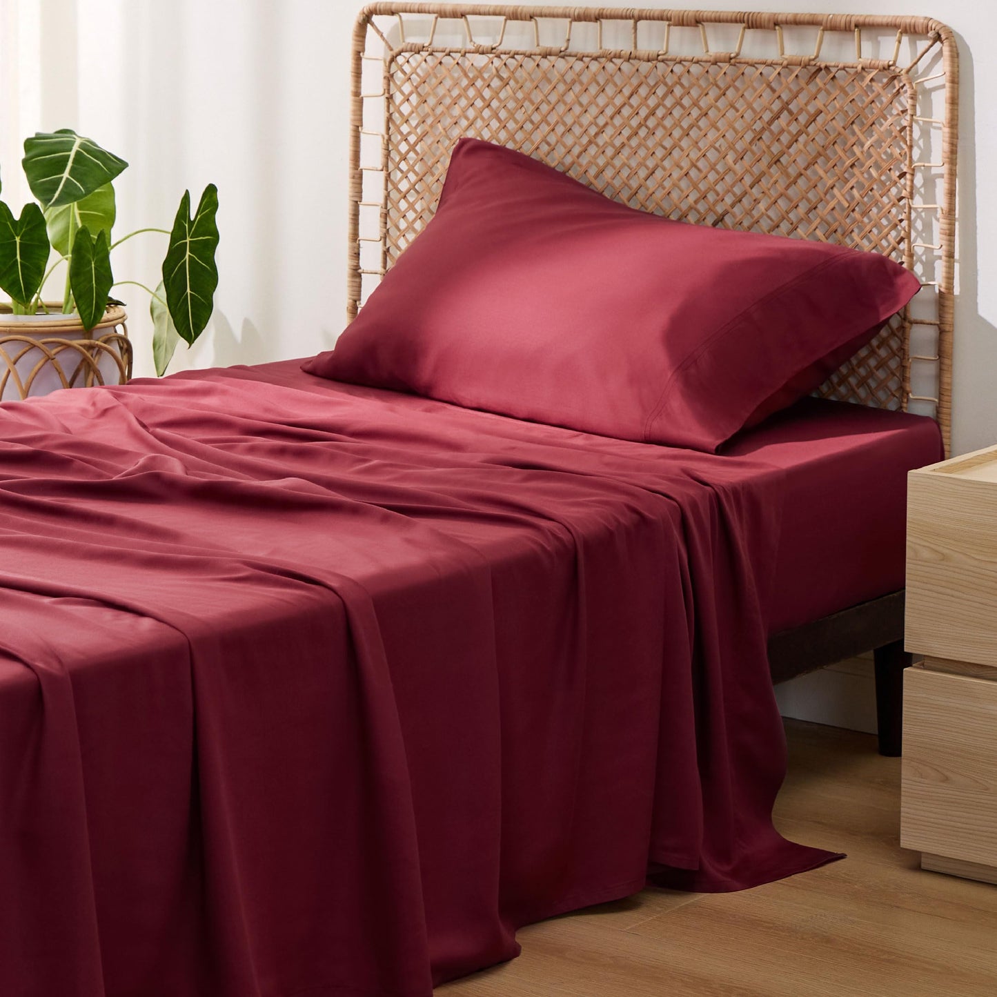 Bedsure Queen Sheet Set, Cooling Sheets for Queen Size Bed Set, Rayon Derived from Bamboo, Breathable & Soft Deep Pocket Up to 16 Inches, Hotel Luxury Silky Bedding, Bedsheet & Pillowcases, Dark Grey